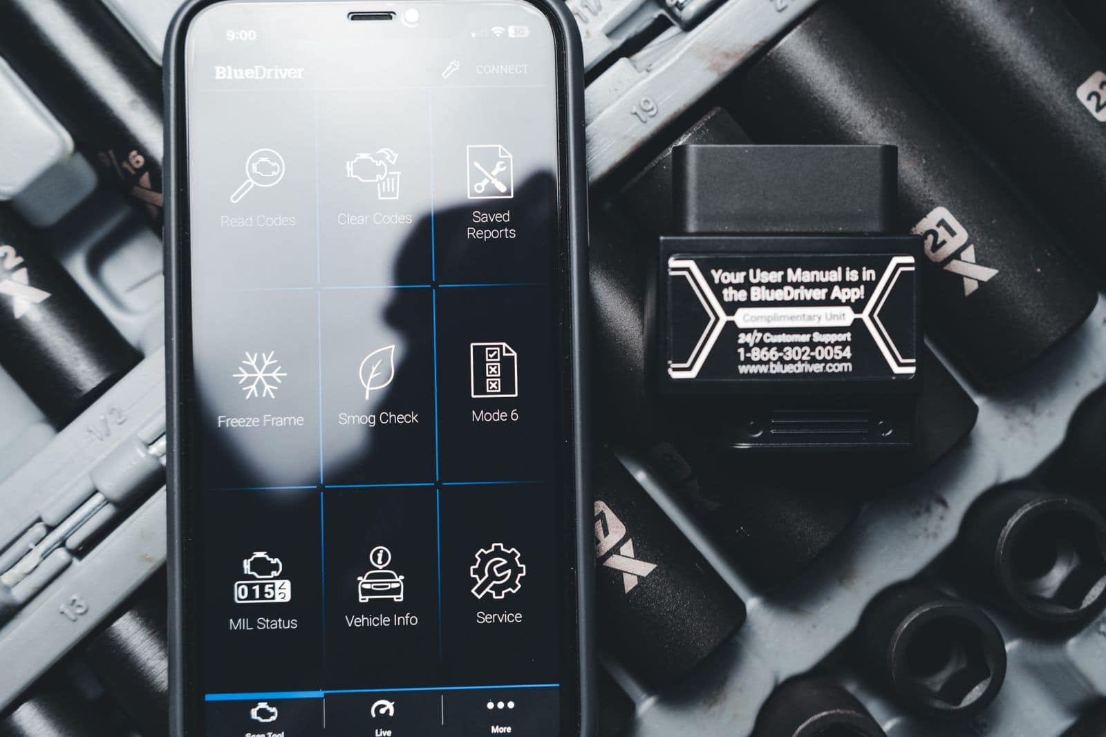 OBD2 Bluetooth адаптер и телефон с приложение за четене на грешки в автомобил
