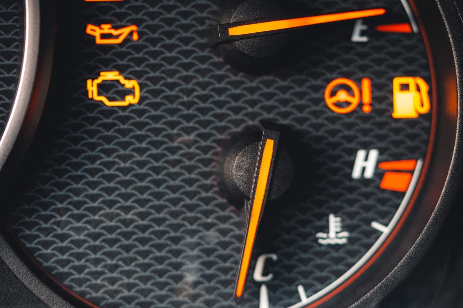 Табло с предупредителни лампи и check engine - индикация за записан код за грешка