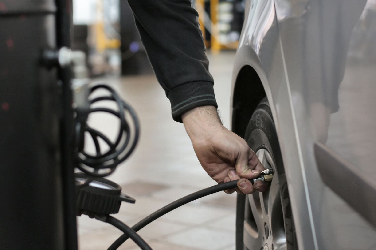 Проверка на налягането на гума при обслужване на TPMS датчици